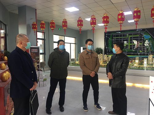 劉歲科在檢查蟠龍觀邸復(fù)工時指出：務(wù)必做到“六把關(guān)”“八查看”，將防疫制度落實到位